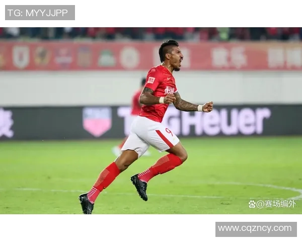 足球明星双膝滑行精彩瞬间回顾引发球迷热议与欢呼