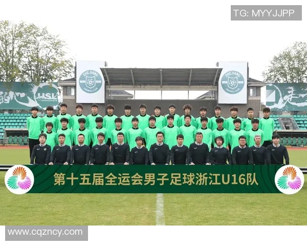 足球明星进球后激情唱歌展现个人魅力与团队精神的完美结合